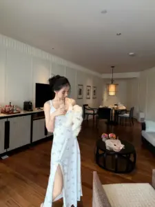 bmangpor แบมบู กับลุคเดรสดอกไม้ในห้องพัก