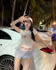 แบมบู แมงปอ ลุคแคชชวลกลางคืนริมรถ