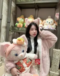 แบมบู แมงปอ ลุคน่ารักกับตุ๊กตาและโทนชมพู